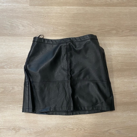 Medium size leather skirt. Fits as a 27/28 waist - Picture 1 of 4